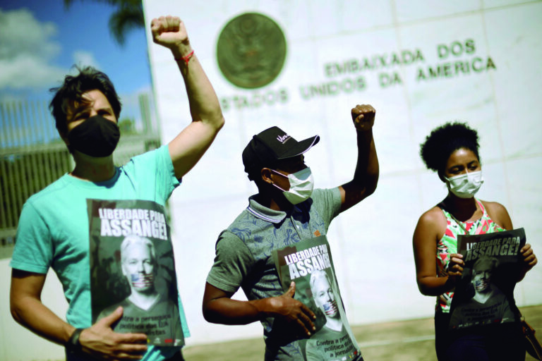 Leia mais sobre o artigo Bajular Pinochet, destruir Assange