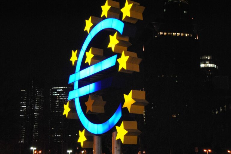 Leia mais sobre o artigo O euro, muito forte, muito fraco ou muito dependente?
