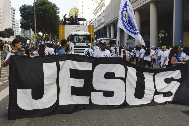 Leia mais sobre o artigo Religião e política se discutem